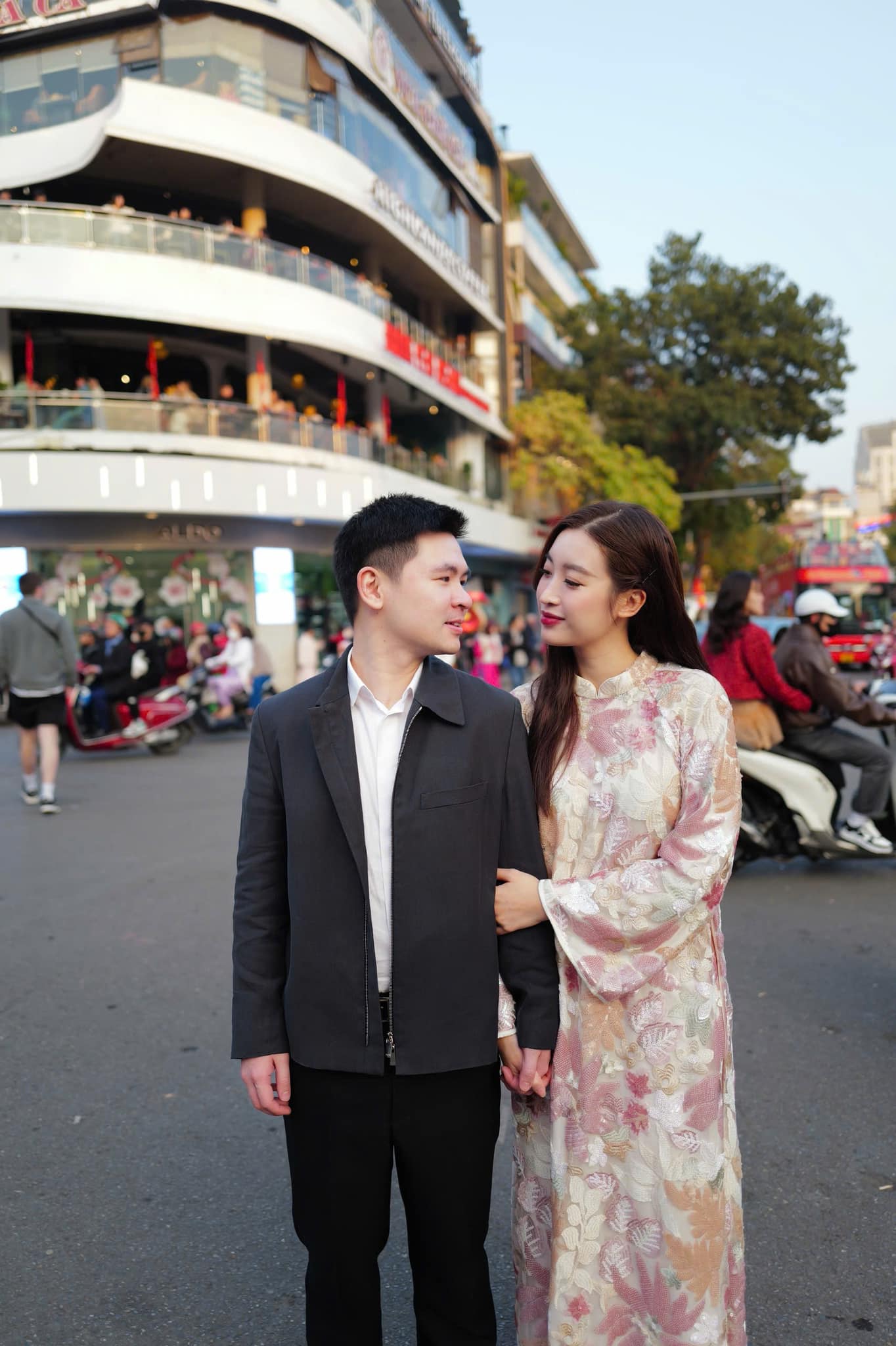 Chủ tịch Hà Nội FC khoe khoảnh khắc thân mật bên vợ hoa hậu đúng ngày Valentine, 1 hành động thể hiện tình cảm gây chú ý- Ảnh 3.