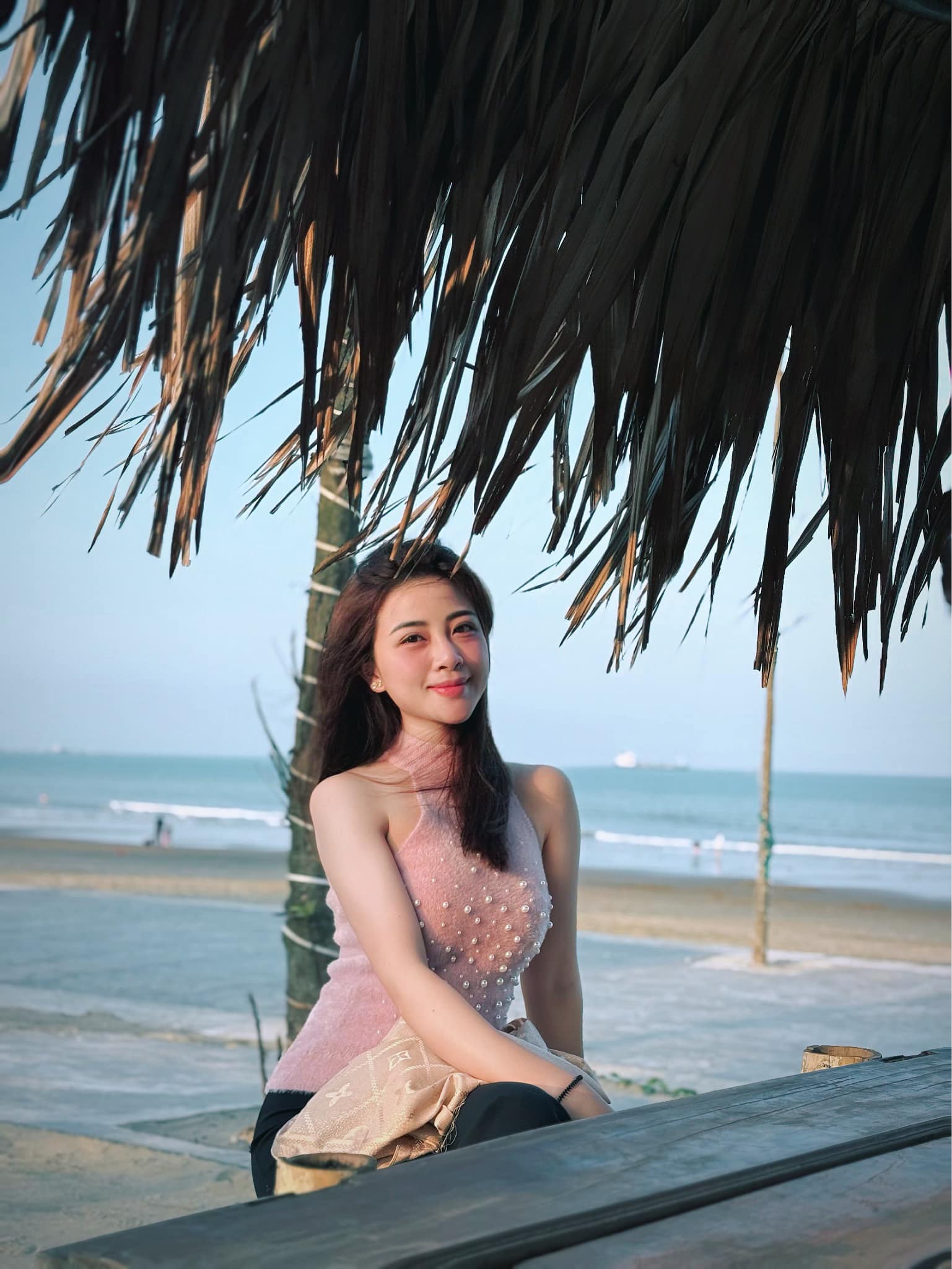 Chồng cầu thủ kiếm tiền tỷ mua túi dưới 1 triệu tặng vợ nhân Valentine, nàng WAG xinh đẹp phản ứng bất ngờ khi nhận- Ảnh 4. Chồng cầu thủ kiếm tiền tỷ mua túi dưới 1 triệu tặng vợ nhân Valentine, nàng WAG xinh đẹp phản ứng bất ngờ khi nhận- Ảnh 4.