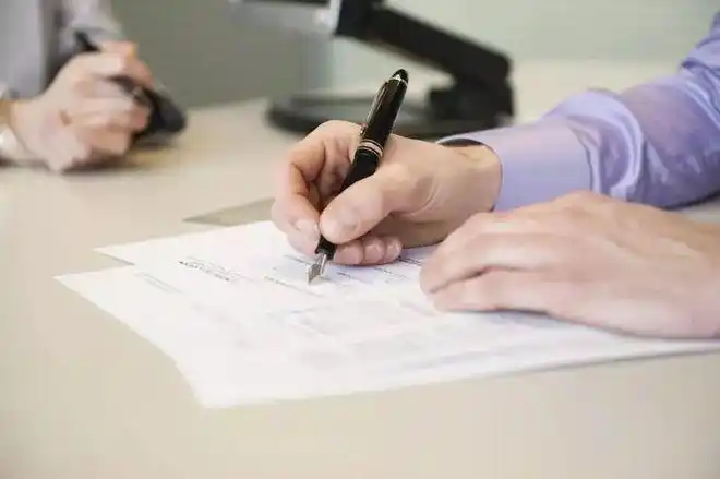Người đàn ông gửi tiết kiệm 3,4 tỷ đồng với lãi suất 10%/năm, 1 năm sau đến rút thì ngân hàng thông báo: “Anh có nhớ nhầm không?”- Ảnh 1. Người đàn ông gửi tiết kiệm 3,4 tỷ đồng với lãi suất 10%/năm, 1 năm sau đến rút thì ngân hàng thông báo: “Anh có nhớ nhầm không?”- Ảnh 1.