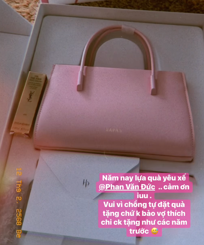 Chồng cầu thủ kiếm tiền tỷ mua túi dưới 1 triệu tặng vợ nhân Valentine, nàng WAG xinh đẹp phản ứng bất ngờ khi nhận- Ảnh 1. Chồng cầu thủ kiếm tiền tỷ mua túi dưới 1 triệu tặng vợ nhân Valentine, nàng WAG xinh đẹp phản ứng bất ngờ khi nhận- Ảnh 1.