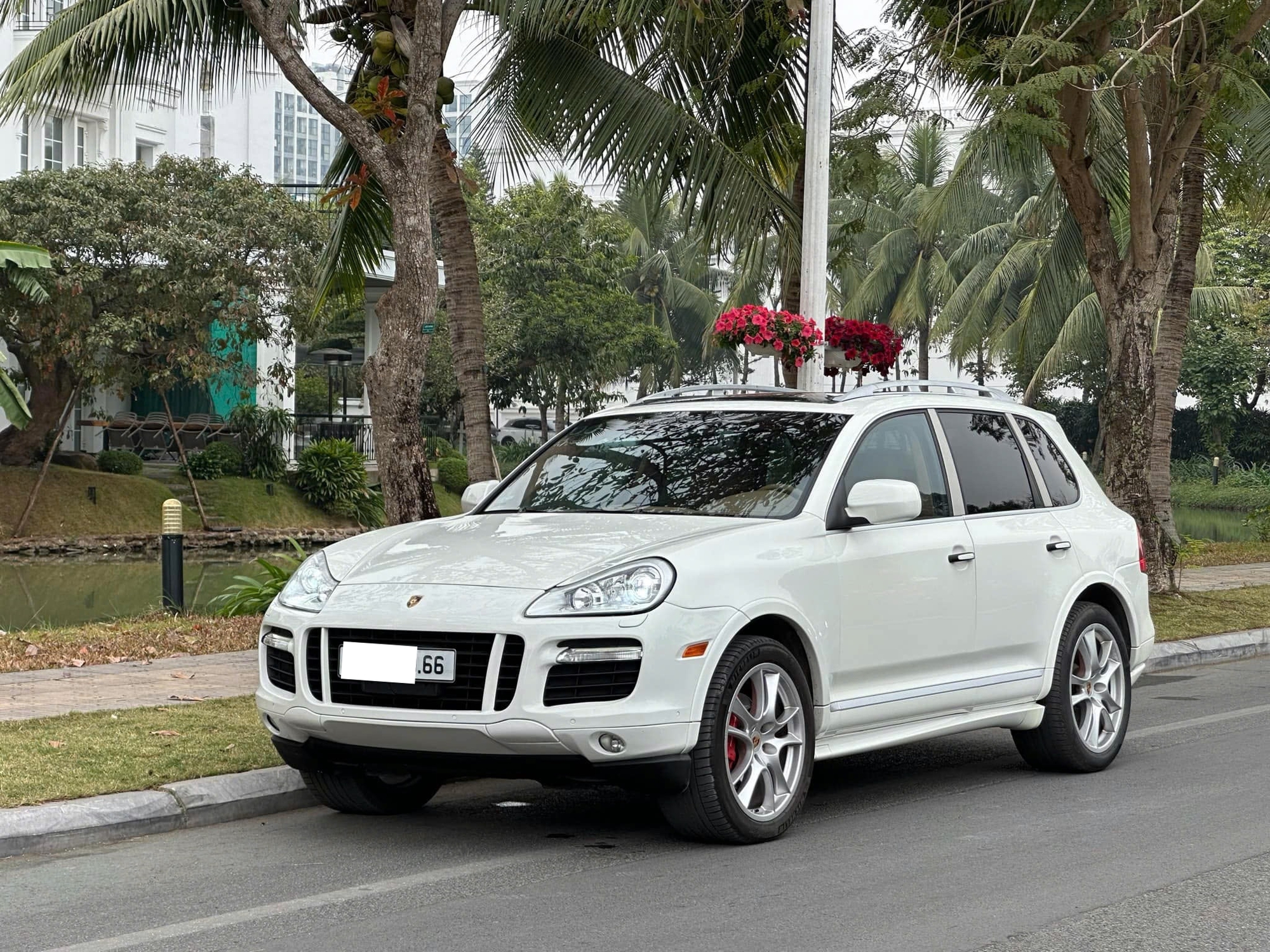 Sắm Porsche Cayenne GTS gần 600 triệu, chủ xe 33 tuổi chia sẻ: 'Mơ ước từ cấp 3, chấp nhận nuôi đắt, bán lỗ để thỏa đam mê'- Ảnh 1.
