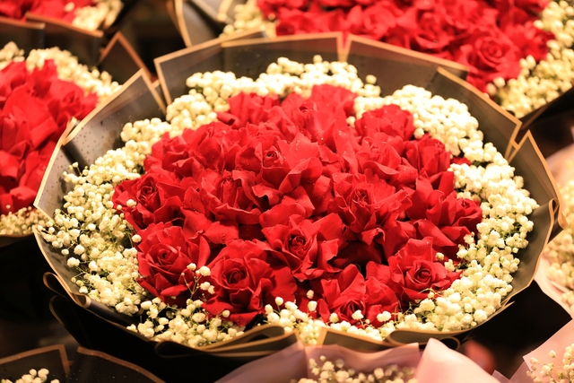 Cảnh vắng lặng chưa từng có trong suốt nhiều năm qua tại chợ hoa lớn nhất Hà Nội dịp Valentine- Ảnh 14. Cảnh vắng lặng chưa từng có trong suốt nhiều năm qua tại chợ hoa lớn nhất Hà Nội dịp Valentine- Ảnh 14.