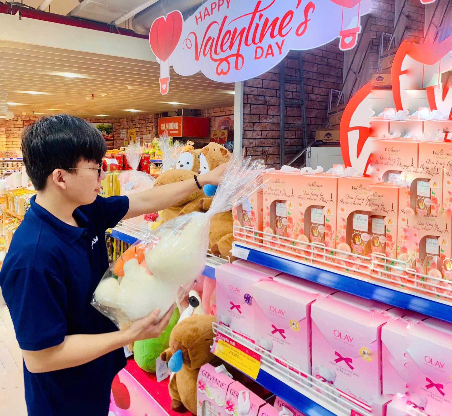 Hoa, quà hạ giá 'ngóng' khách trong ngày Valentine- Ảnh 14. Hoa, quà hạ giá 'ngóng' khách trong ngày Valentine- Ảnh 14.