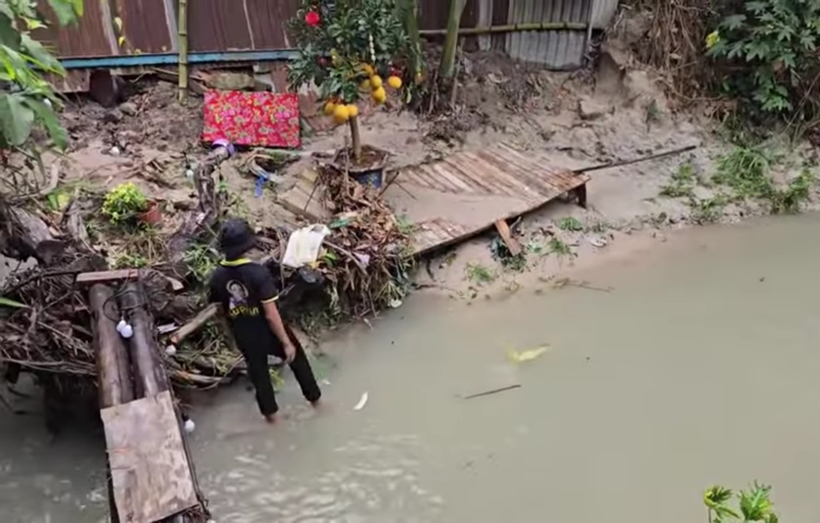 Lê Dương Bảo Lâm: “Lũ cuốn trôi hết nhà, tài sản của tôi rồi”- Ảnh 1.