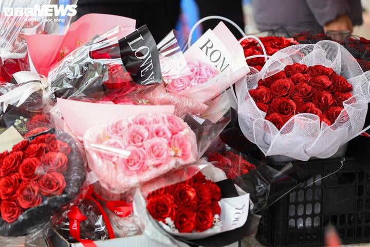 Xếp hàng cả tiếng đồng hồ chờ mua hoa, socola trong ngày Valentine- Ảnh 19.