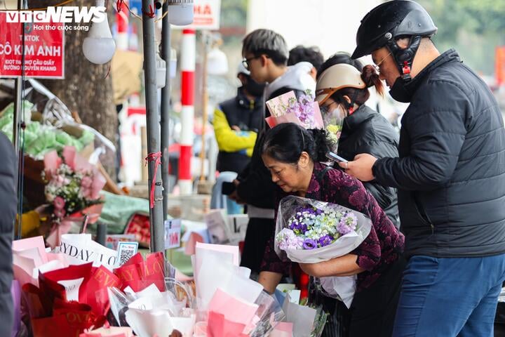 Xếp hàng cả tiếng đồng hồ chờ mua hoa, socola trong ngày Valentine- Ảnh 17.