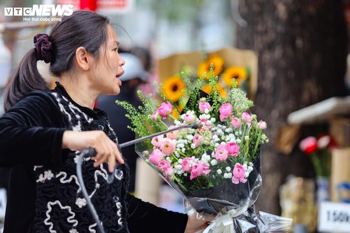 Xếp hàng cả tiếng đồng hồ chờ mua hoa, socola trong ngày Valentine- Ảnh 16.