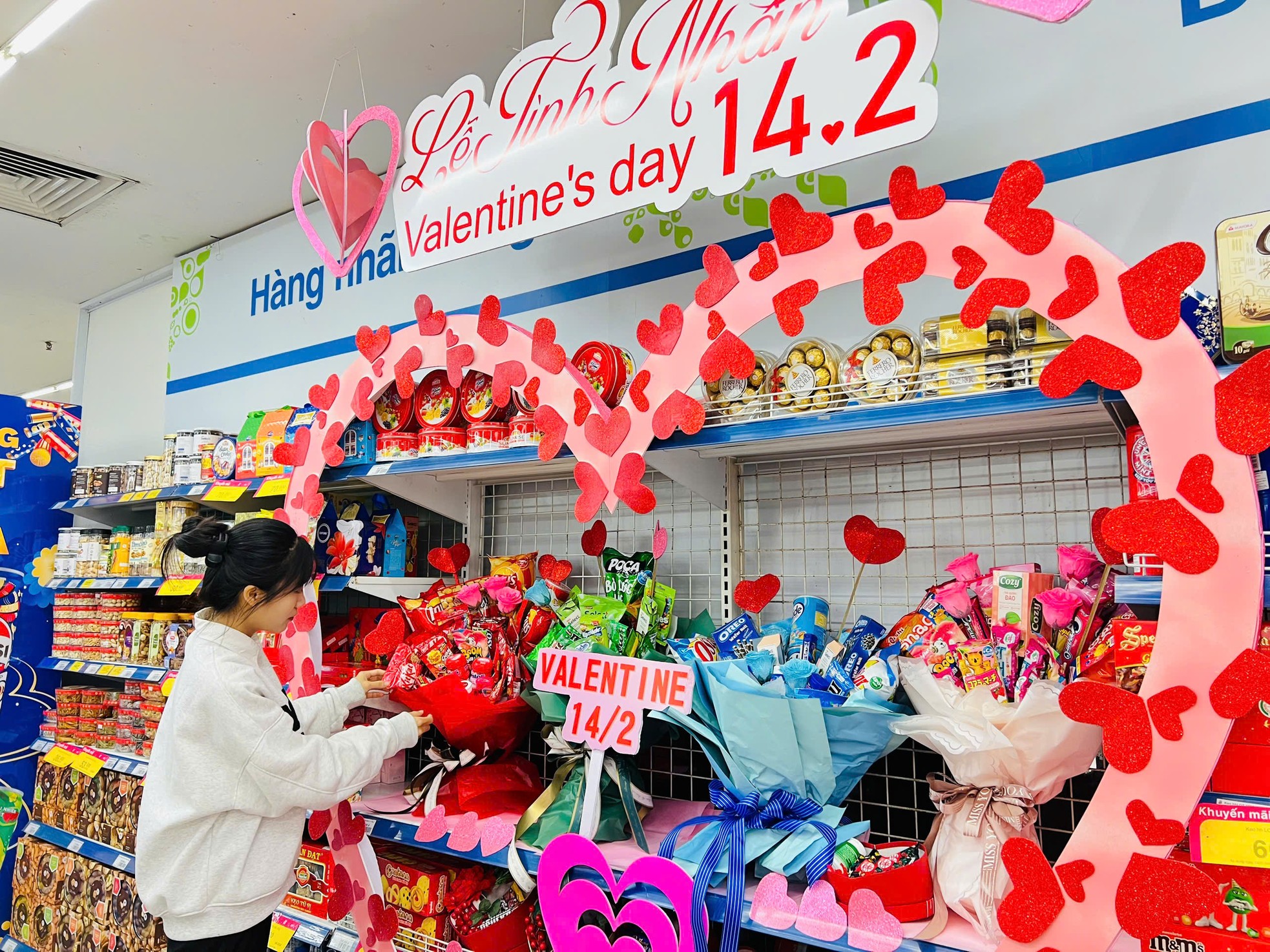 Hoa, quà hạ giá 'ngóng' khách trong ngày Valentine- Ảnh 15. Hoa, quà hạ giá 'ngóng' khách trong ngày Valentine- Ảnh 15.