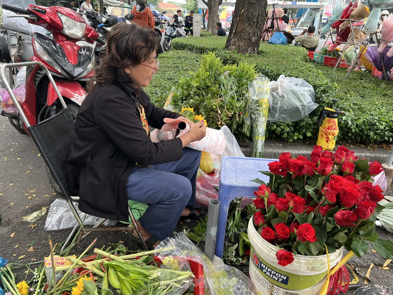 Hoa, quà hạ giá 'ngóng' khách trong ngày Valentine- Ảnh 8. Hoa, quà hạ giá 'ngóng' khách trong ngày Valentine- Ảnh 8.