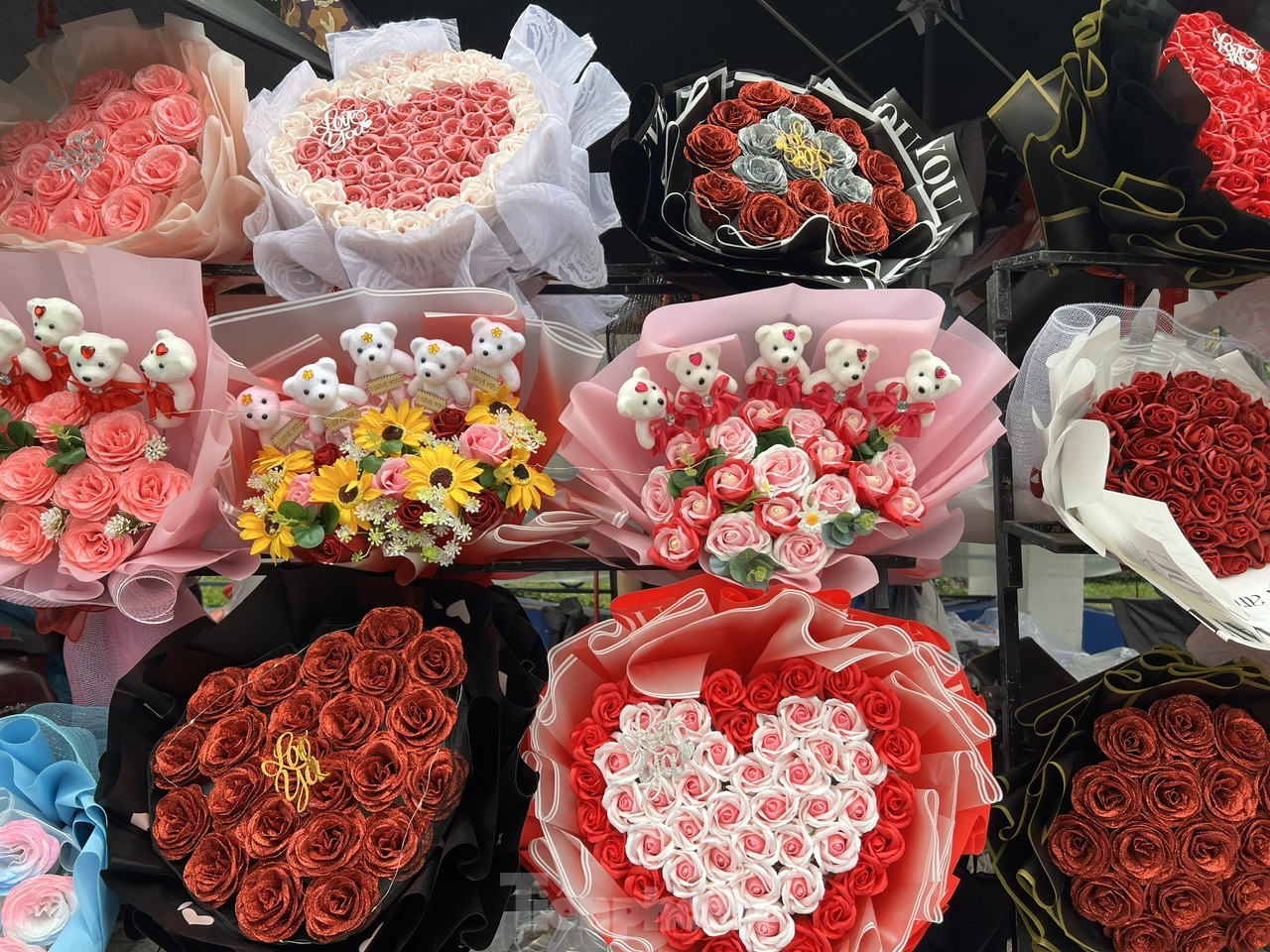 Hoa, quà hạ giá 'ngóng' khách trong ngày Valentine- Ảnh 2. Hoa, quà hạ giá 'ngóng' khách trong ngày Valentine- Ảnh 2.