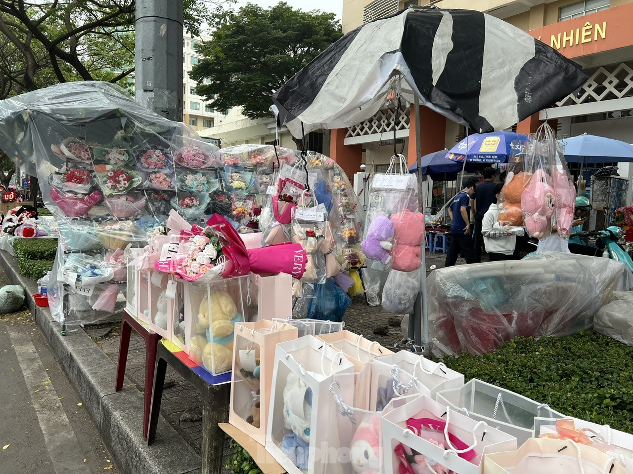 Hoa, quà hạ giá 'ngóng' khách trong ngày Valentine- Ảnh 1. Hoa, quà hạ giá 'ngóng' khách trong ngày Valentine- Ảnh 1.