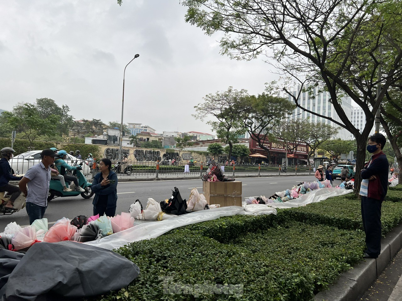 Hoa, quà hạ giá 'ngóng' khách trong ngày Valentine- Ảnh 7. Hoa, quà hạ giá 'ngóng' khách trong ngày Valentine- Ảnh 7.