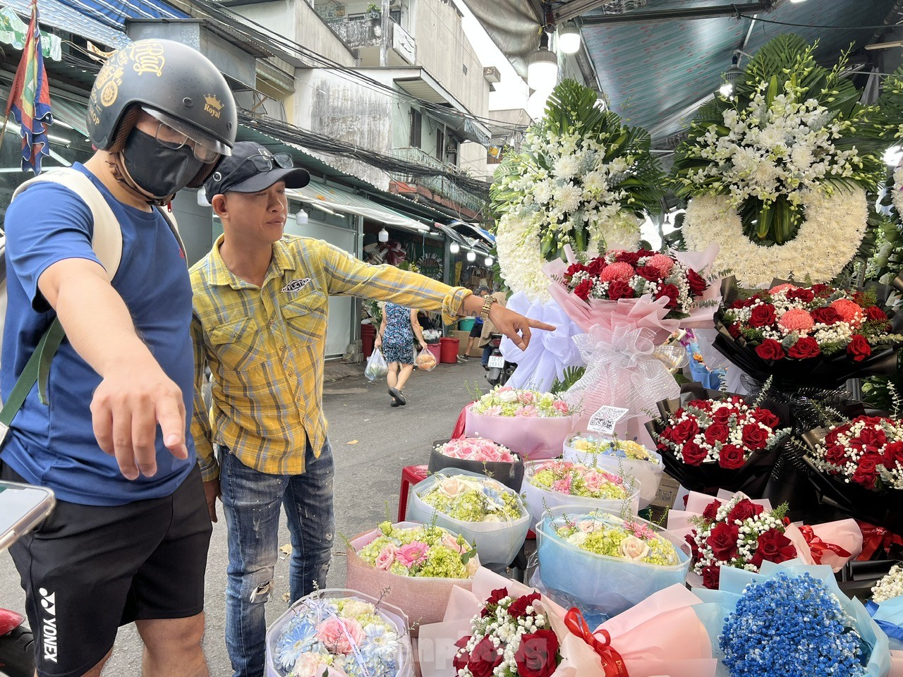Hoa, quà hạ giá 'ngóng' khách trong ngày Valentine- Ảnh 10. Hoa, quà hạ giá 'ngóng' khách trong ngày Valentine- Ảnh 10.