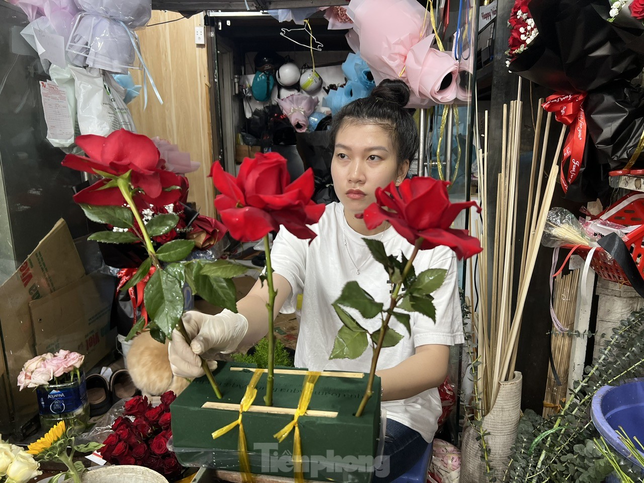 Hoa, quà hạ giá 'ngóng' khách trong ngày Valentine- Ảnh 11. Hoa, quà hạ giá 'ngóng' khách trong ngày Valentine- Ảnh 11.