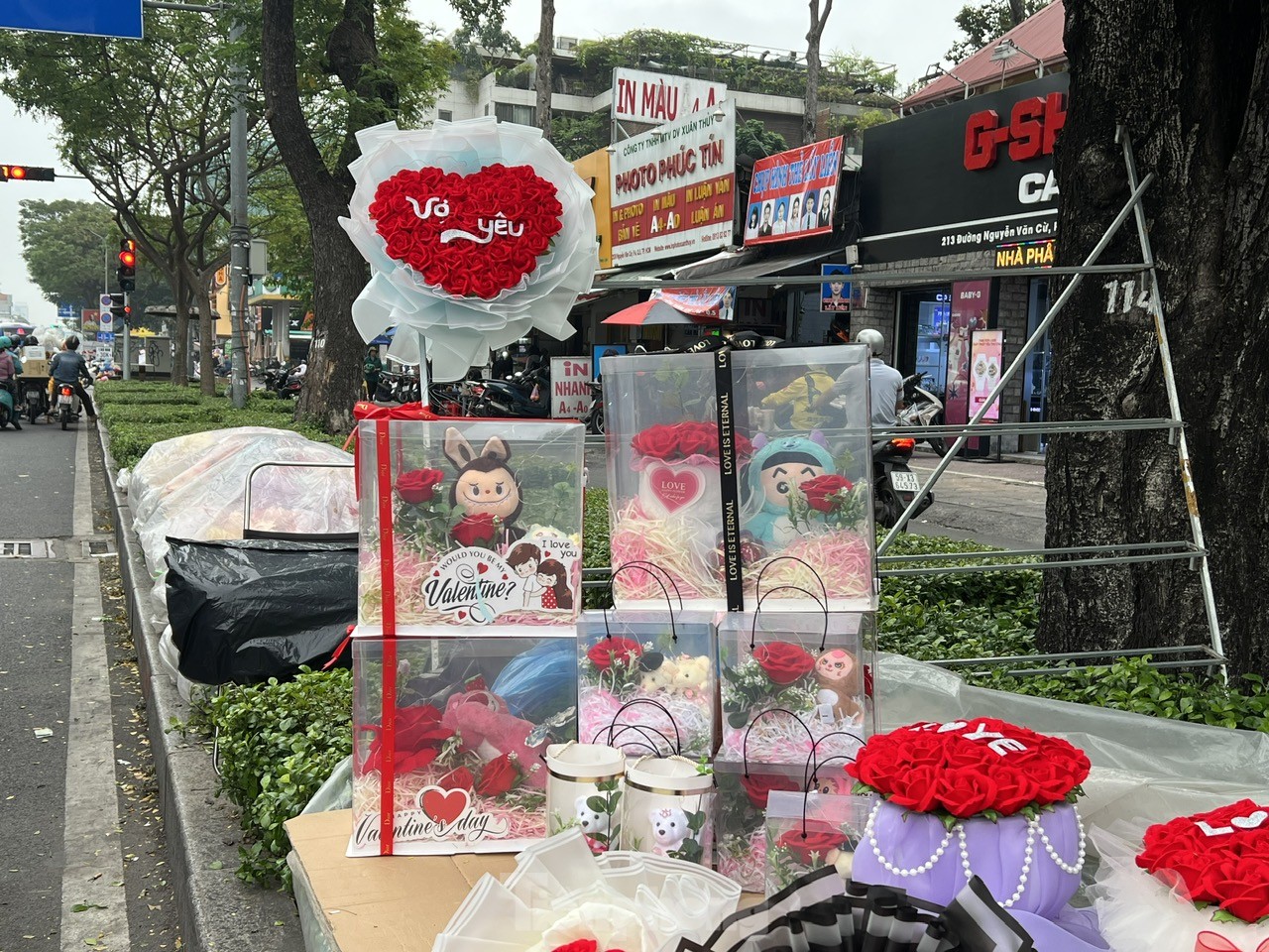 Hoa, quà hạ giá 'ngóng' khách trong ngày Valentine- Ảnh 5. Hoa, quà hạ giá 'ngóng' khách trong ngày Valentine- Ảnh 5.