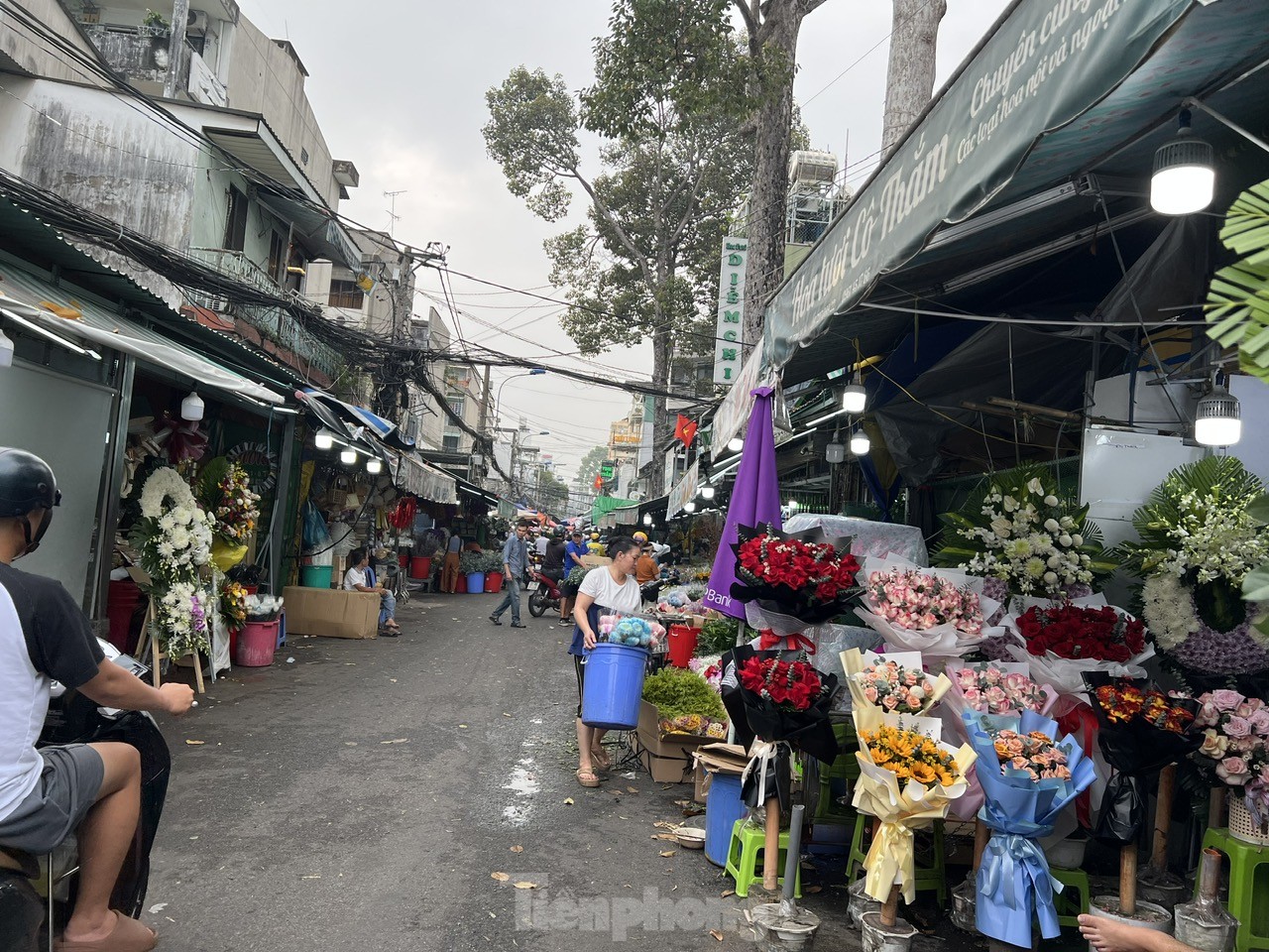 Hoa, quà hạ giá 'ngóng' khách trong ngày Valentine- Ảnh 12. Hoa, quà hạ giá 'ngóng' khách trong ngày Valentine- Ảnh 12.