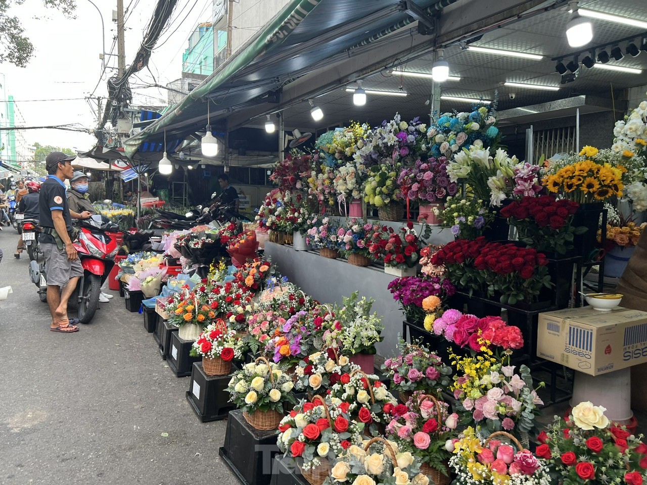 Hoa, quà hạ giá 'ngóng' khách trong ngày Valentine- Ảnh 9. Hoa, quà hạ giá 'ngóng' khách trong ngày Valentine- Ảnh 9.