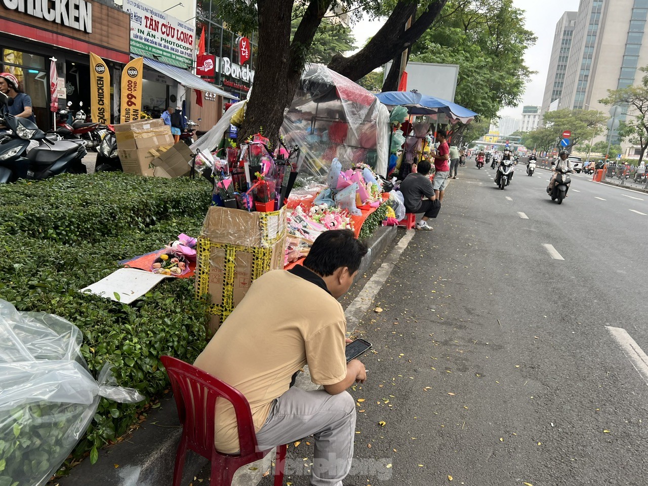 Hoa, quà hạ giá 'ngóng' khách trong ngày Valentine- Ảnh 6. Hoa, quà hạ giá 'ngóng' khách trong ngày Valentine- Ảnh 6.