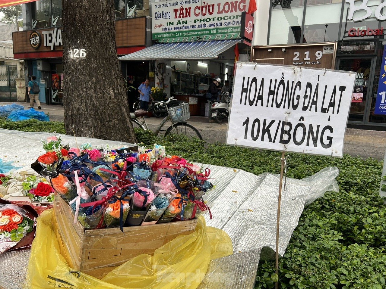 Hoa, quà hạ giá 'ngóng' khách trong ngày Valentine- Ảnh 4. Hoa, quà hạ giá 'ngóng' khách trong ngày Valentine- Ảnh 4.