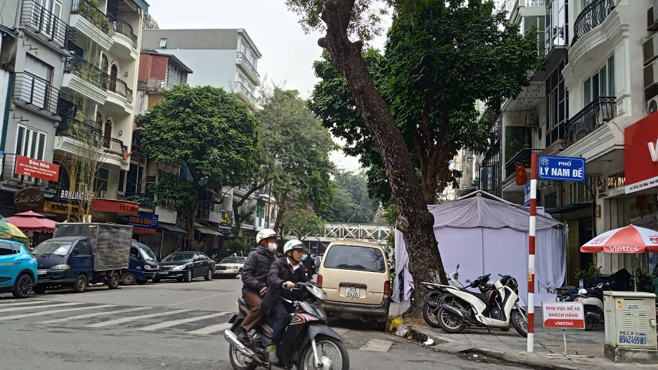 Vụ người đàn ông đánh tài xế trên phố Hà Nội: Nếu bị hại không trình báo, có xử lý hành vi gây rối trật tự công cộng?- Ảnh 2. Vụ người đàn ông đánh tài xế trên phố Hà Nội: Nếu bị hại không trình báo, có xử lý hành vi gây rối trật tự công cộng?- Ảnh 2.