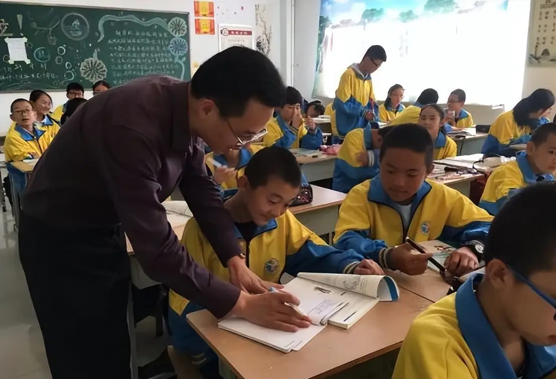 Bí mật đằng sau "học sinh giỏi nhất chín tỉnh", chỉ cần ngẩng đầu trong lớp là thầy cô hốt hoảng kiểm tra lại lời vừa giảng- Ảnh 3. Bí mật đằng sau "học sinh giỏi nhất chín tỉnh", chỉ cần ngẩng đầu trong lớp là thầy cô hốt hoảng kiểm tra lại lời vừa giảng- Ảnh 3.
