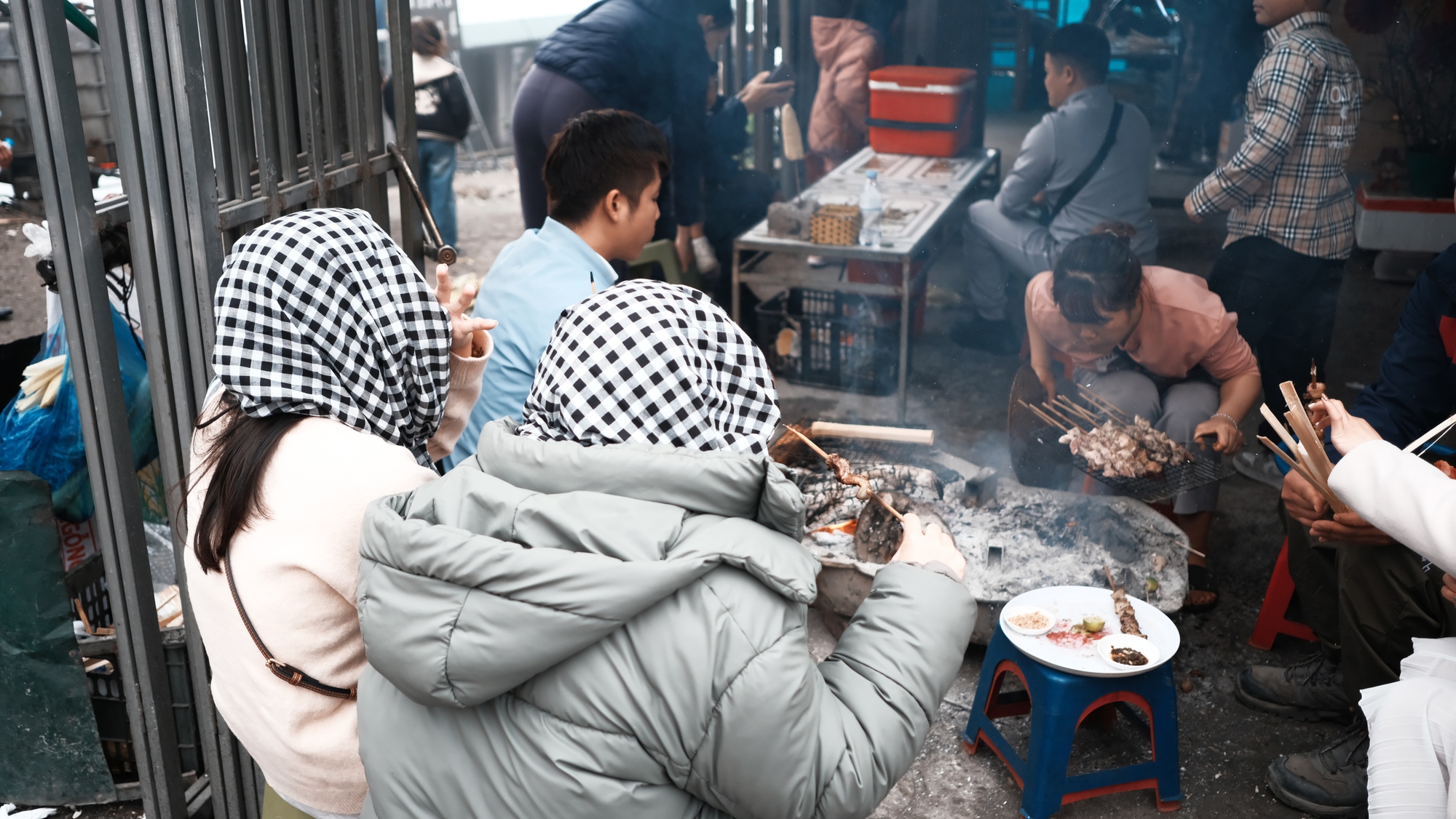 Dòng người khắp nơi đổ về Mộc Châu "săn" hoa mận: Ô tô xếp hàng dài, 30 phút mới "nhích" được 1km- Ảnh 8.