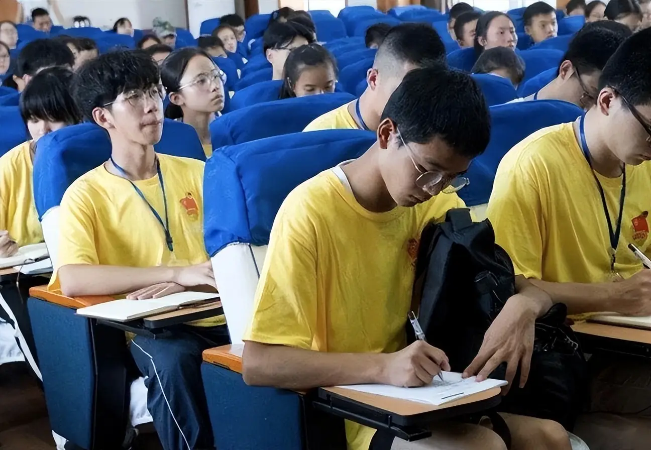 Bí mật đằng sau "học sinh giỏi nhất chín tỉnh", chỉ cần ngẩng đầu trong lớp là thầy cô hốt hoảng kiểm tra lại lời vừa giảng- Ảnh 4. Bí mật đằng sau "học sinh giỏi nhất chín tỉnh", chỉ cần ngẩng đầu trong lớp là thầy cô hốt hoảng kiểm tra lại lời vừa giảng- Ảnh 4.