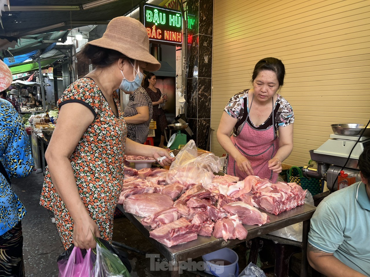 Thịt heo liên tục tăng giá, tiểu thương ngóng khách- Ảnh 2.