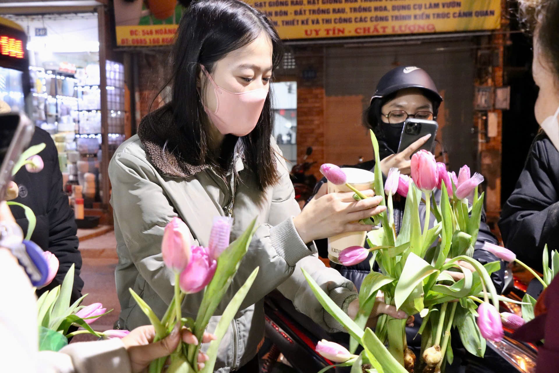 Giới trẻ mê trồng hoa tulip, tiểu thương thu hàng chục triệu mỗi ngày- Ảnh 3.