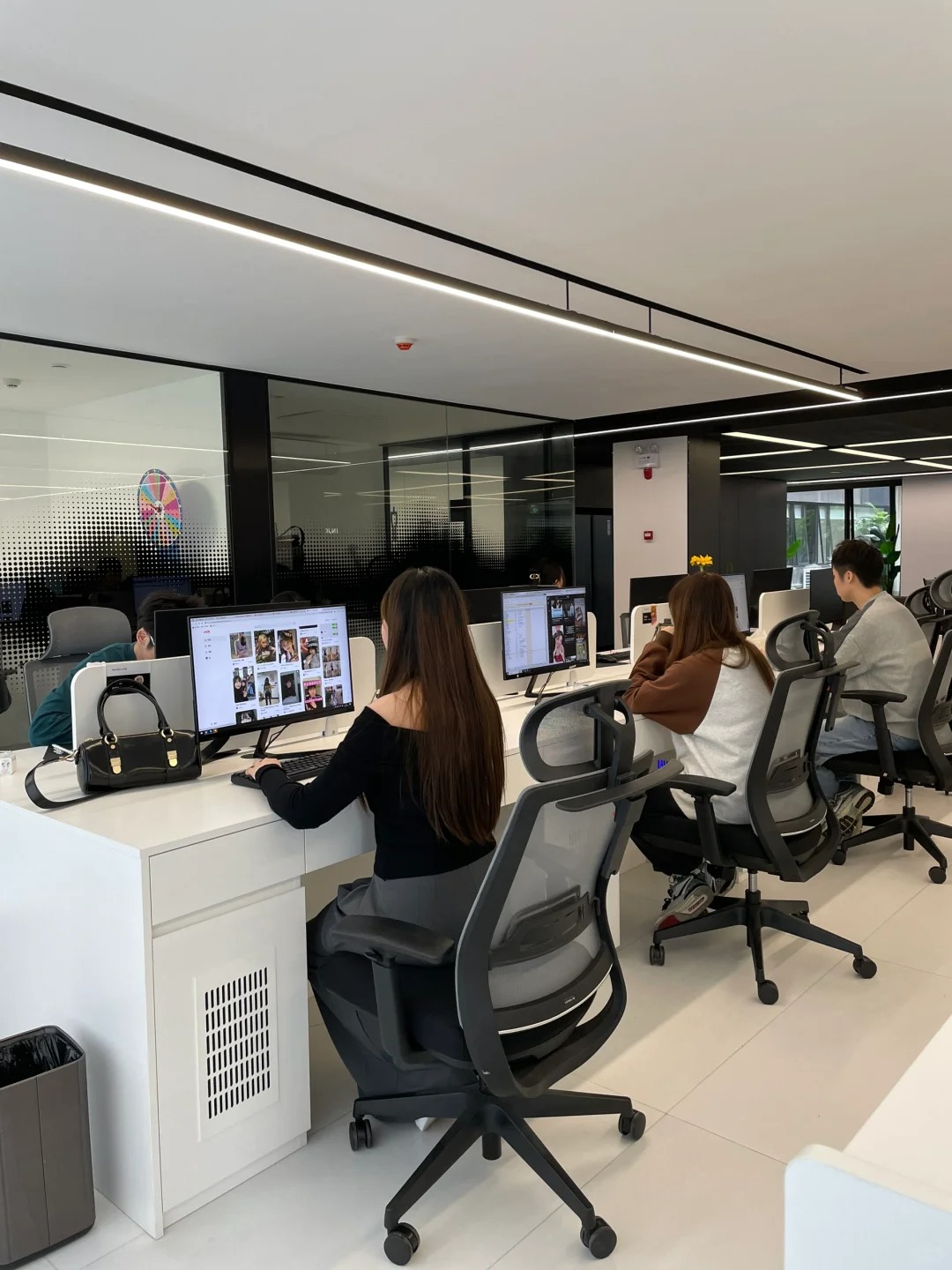 Học trường quốc tế tiêu của bố mẹ gần 1 tỷ năm, đi làm lương khởi điểm 8 triệu: Sao tôi thấy như bị lừa vậy?- Ảnh 4. Học trường quốc tế tiêu của bố mẹ gần 1 tỷ năm, đi làm lương khởi điểm 8 triệu: Sao tôi thấy như bị lừa vậy?- Ảnh 4.