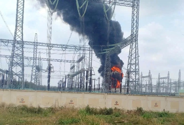 Cháy Trạm biến áp 500kV Long Thành, cột khói cao cả trăm mét- Ảnh 1. Cháy Trạm biến áp 500kV Long Thành, cột khói cao cả trăm mét- Ảnh 1.