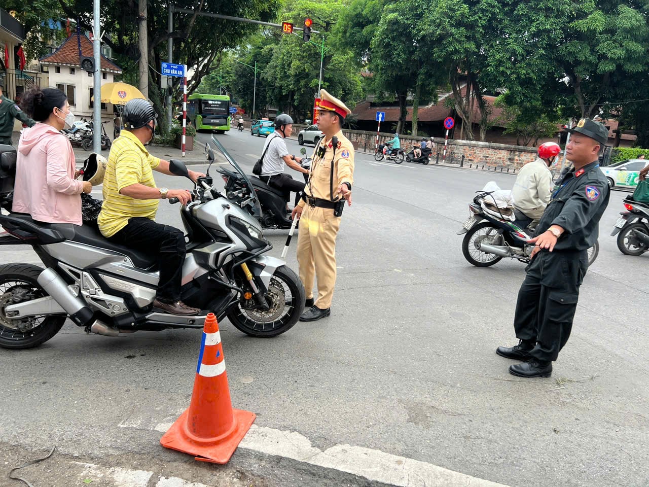 Hà Nội: 10 tổ công tác 