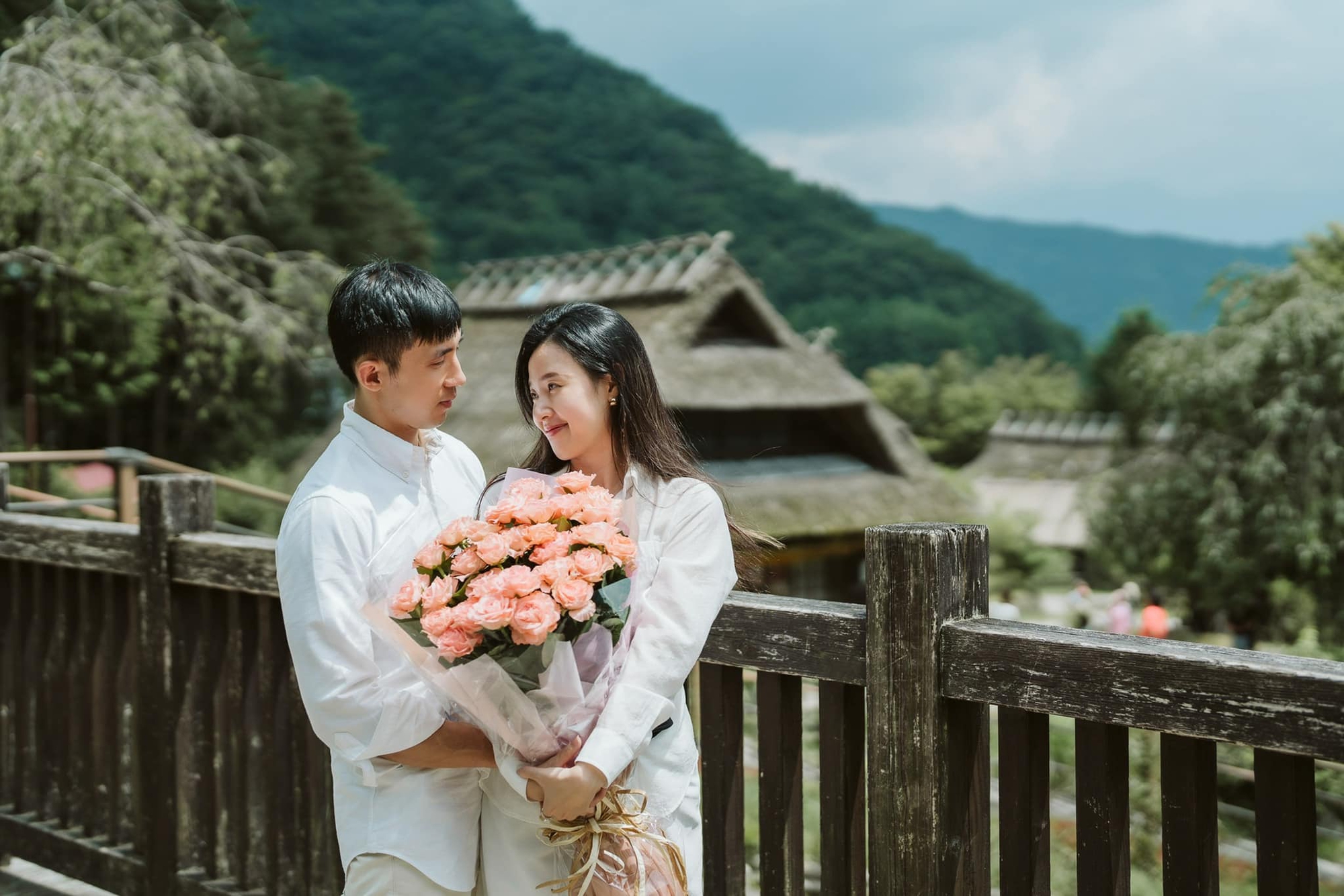 Bắt trọn cảnh Midu thẳng tay vứt cả bó hoa to đùng vào thùng rác, danh tính người tặng gây ngỡ ngàng- Ảnh 5.