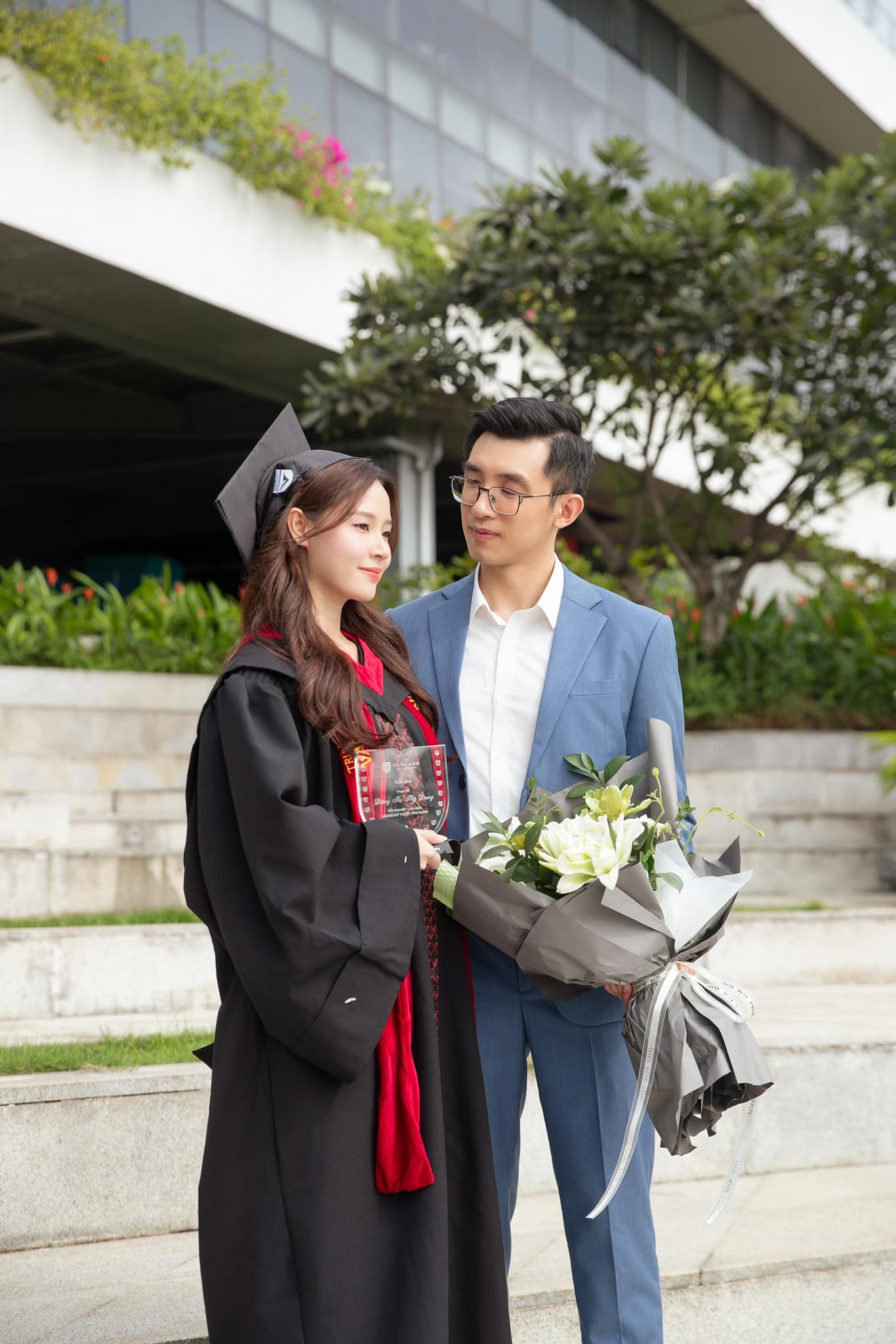 Bắt trọn cảnh Midu thẳng tay vứt cả bó hoa to đùng vào thùng rác, danh tính người tặng gây ngỡ ngàng- Ảnh 4.