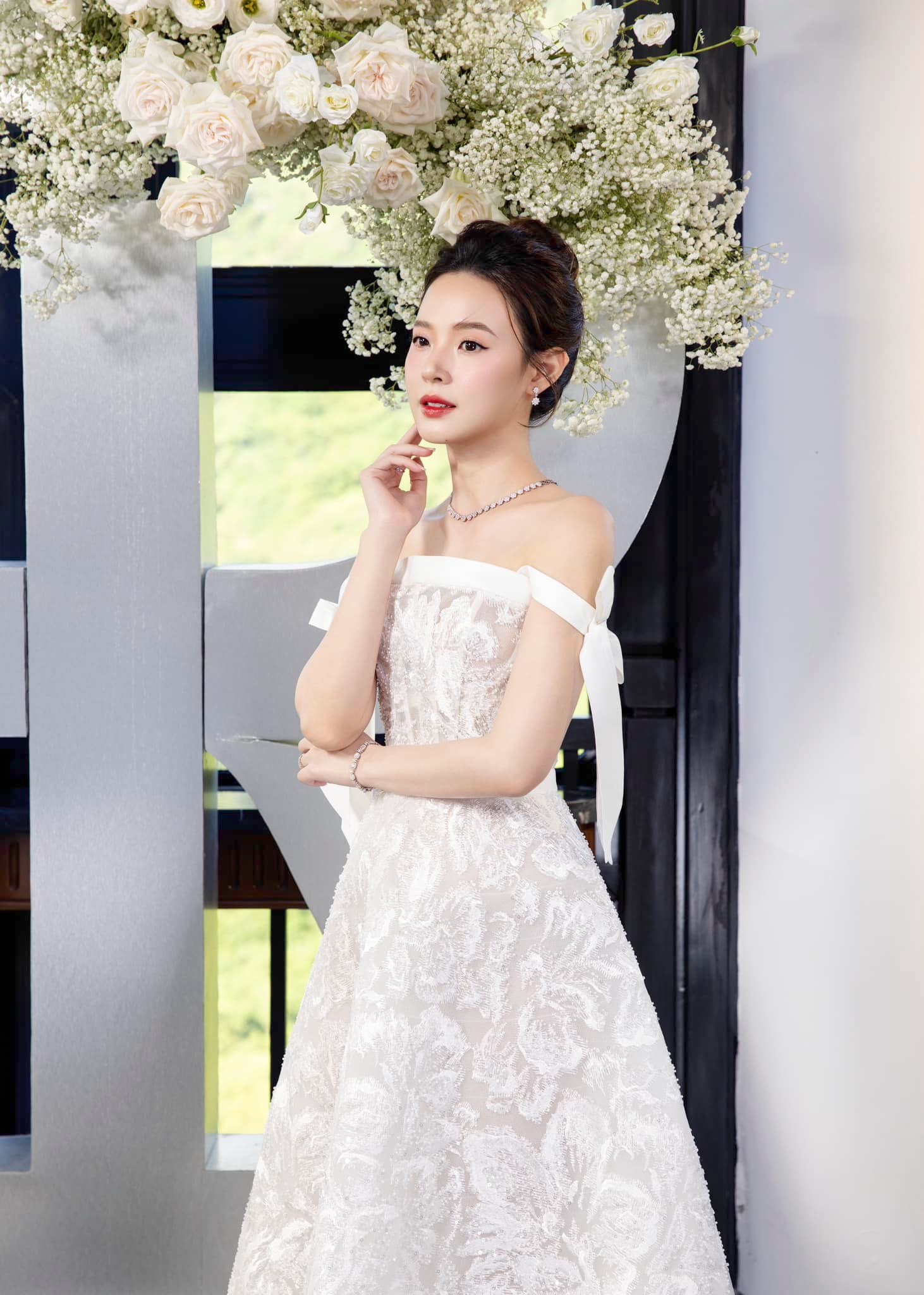 Bắt trọn cảnh Midu thẳng tay vứt cả bó hoa to đùng vào thùng rác, danh tính người tặng gây ngỡ ngàng- Ảnh 3.