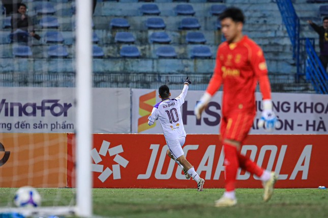 Tại sao Hà Nội FC trao cho Văn Quyết siêu hợp đồng ở tuổi 33?- Ảnh 4. Tại sao Hà Nội FC trao cho Văn Quyết siêu hợp đồng ở tuổi 33?- Ảnh 4.
