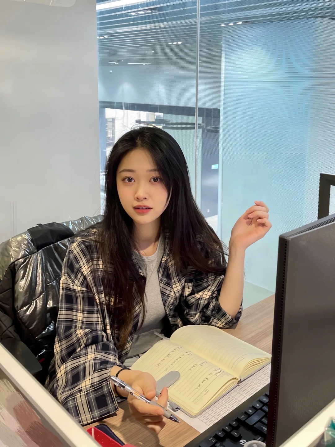 Học trường quốc tế tiêu của bố mẹ gần 1 tỷ năm, đi làm lương khởi điểm 8 triệu: Sao tôi thấy như bị lừa vậy?- Ảnh 3. Học trường quốc tế tiêu của bố mẹ gần 1 tỷ năm, đi làm lương khởi điểm 8 triệu: Sao tôi thấy như bị lừa vậy?- Ảnh 3.