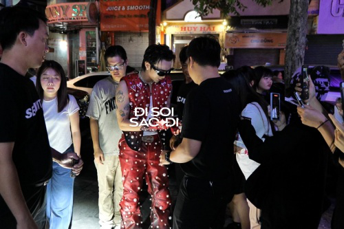 Tóm gọn cảnh SOOBIN lộ diện đúng Valentine, thái độ đáng bàn giữa tin hẹn hò Hoa hậu Quốc tế- Ảnh 3. Tóm gọn cảnh SOOBIN lộ diện đúng Valentine, thái độ đáng bàn giữa tin hẹn hò Hoa hậu Quốc tế- Ảnh 3.