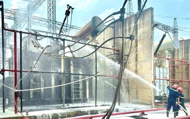 Cháy Trạm biến áp 500kV Long Thành, cột khói cao cả trăm mét- Ảnh 2. Cháy Trạm biến áp 500kV Long Thành, cột khói cao cả trăm mét- Ảnh 2.