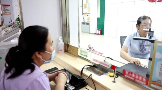 Đem 35 tỷ đồng gửi tiết kiệm, đi rút tiền, người phụ nữ tá hỏa khi chỉ còn 200 nghìn- Ảnh 1. Đem 35 tỷ đồng gửi tiết kiệm, đi rút tiền, người phụ nữ tá hỏa khi chỉ còn 200 nghìn- Ảnh 1.