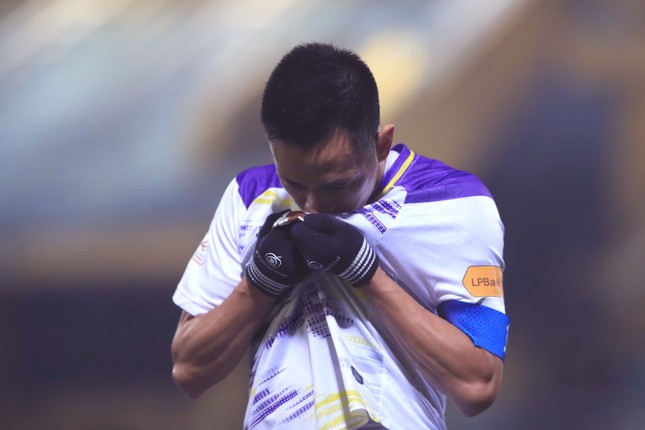 Tại sao Hà Nội FC trao cho Văn Quyết siêu hợp đồng ở tuổi 33?- Ảnh 1. Tại sao Hà Nội FC trao cho Văn Quyết siêu hợp đồng ở tuổi 33?- Ảnh 1.