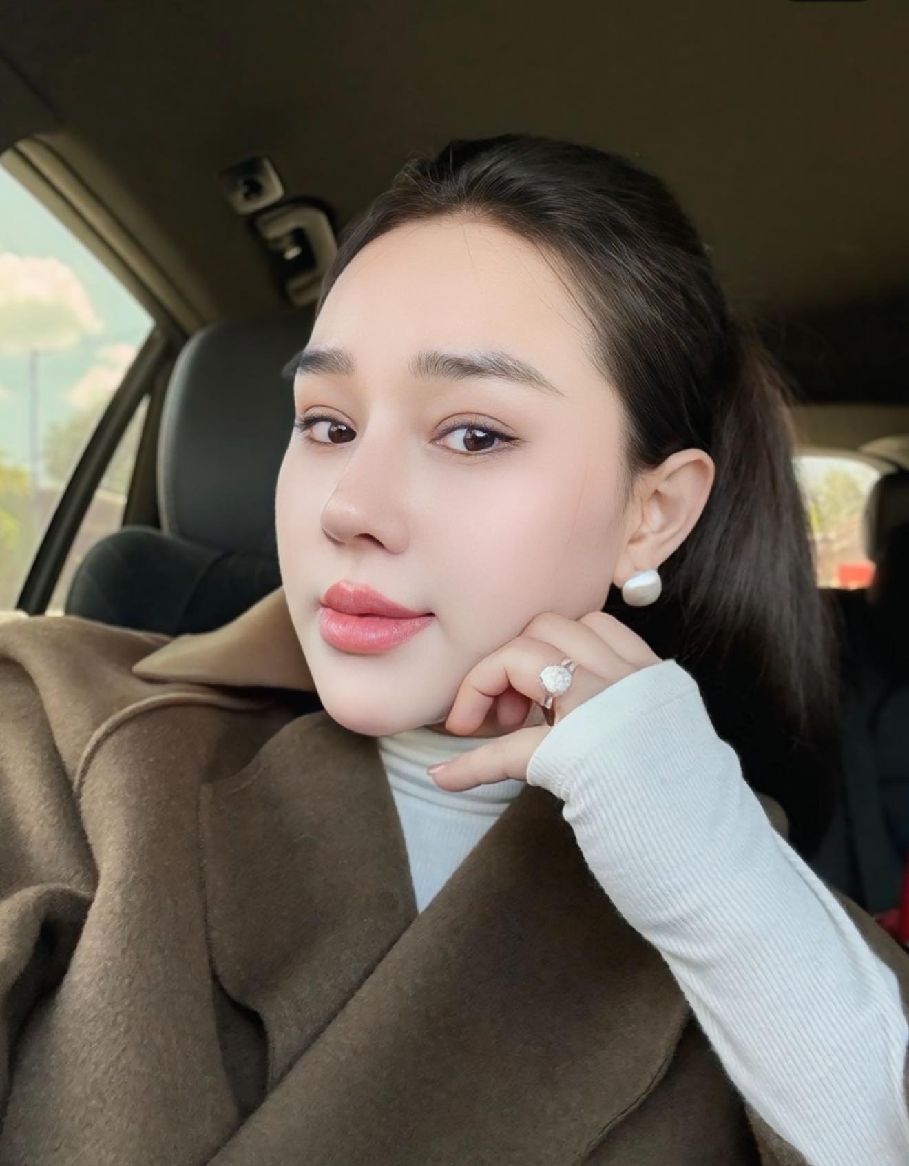 Nàng WAG vướng nhiều ồn ào nhất làng bóng Việt cùng chồng cầu thủ ra sân, ảnh cam thường khác xa ảnh tự đăng- Ảnh 4. Nàng WAG vướng nhiều ồn ào nhất làng bóng Việt cùng chồng cầu thủ ra sân, ảnh cam thường khác xa ảnh tự đăng- Ảnh 4.