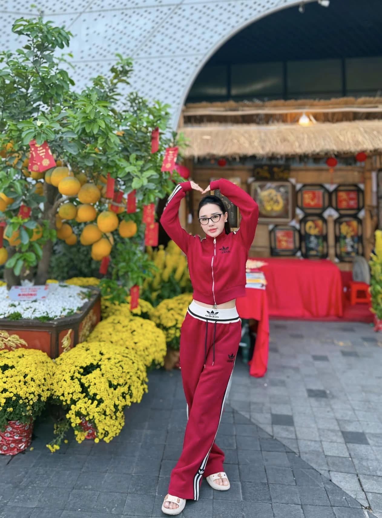 Nàng WAG vướng nhiều ồn ào nhất làng bóng Việt cùng chồng cầu thủ ra sân, ảnh cam thường khác xa ảnh tự đăng- Ảnh 5. Nàng WAG vướng nhiều ồn ào nhất làng bóng Việt cùng chồng cầu thủ ra sân, ảnh cam thường khác xa ảnh tự đăng- Ảnh 5.