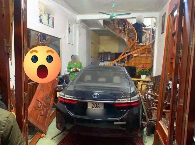 Vụ ô tô lao thẳng vào nhà dân, tông cụ ông đang ngồi xem tivi: Hé lộ tình trạng nạn nhân sau tai nạn- Ảnh 2.