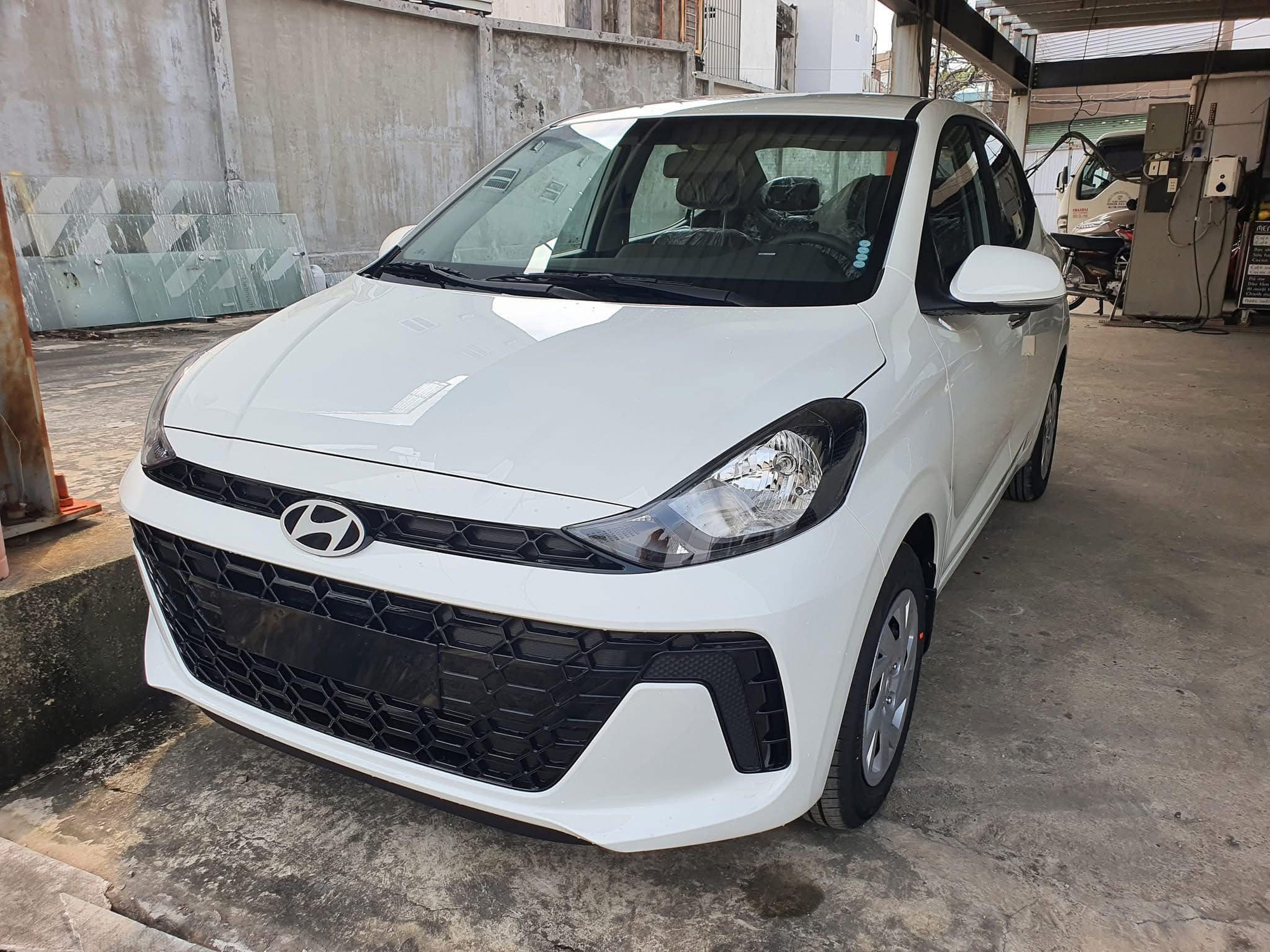 Hyundai Grand i10 AT sedan giảm tới 60 triệu tại đại lý, giá thực tế chỉ còn 395 triệu, 'mềm' hơn Wigo, Morning tương đương- Ảnh 1.