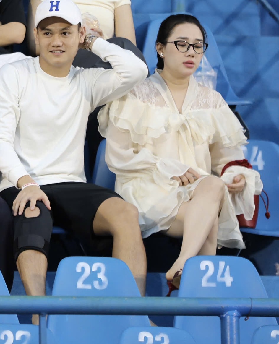 Nàng WAG vướng nhiều ồn ào nhất làng bóng Việt cùng chồng cầu thủ ra sân, ảnh cam thường khác xa ảnh tự đăng- Ảnh 3. Nàng WAG vướng nhiều ồn ào nhất làng bóng Việt cùng chồng cầu thủ ra sân, ảnh cam thường khác xa ảnh tự đăng- Ảnh 3.