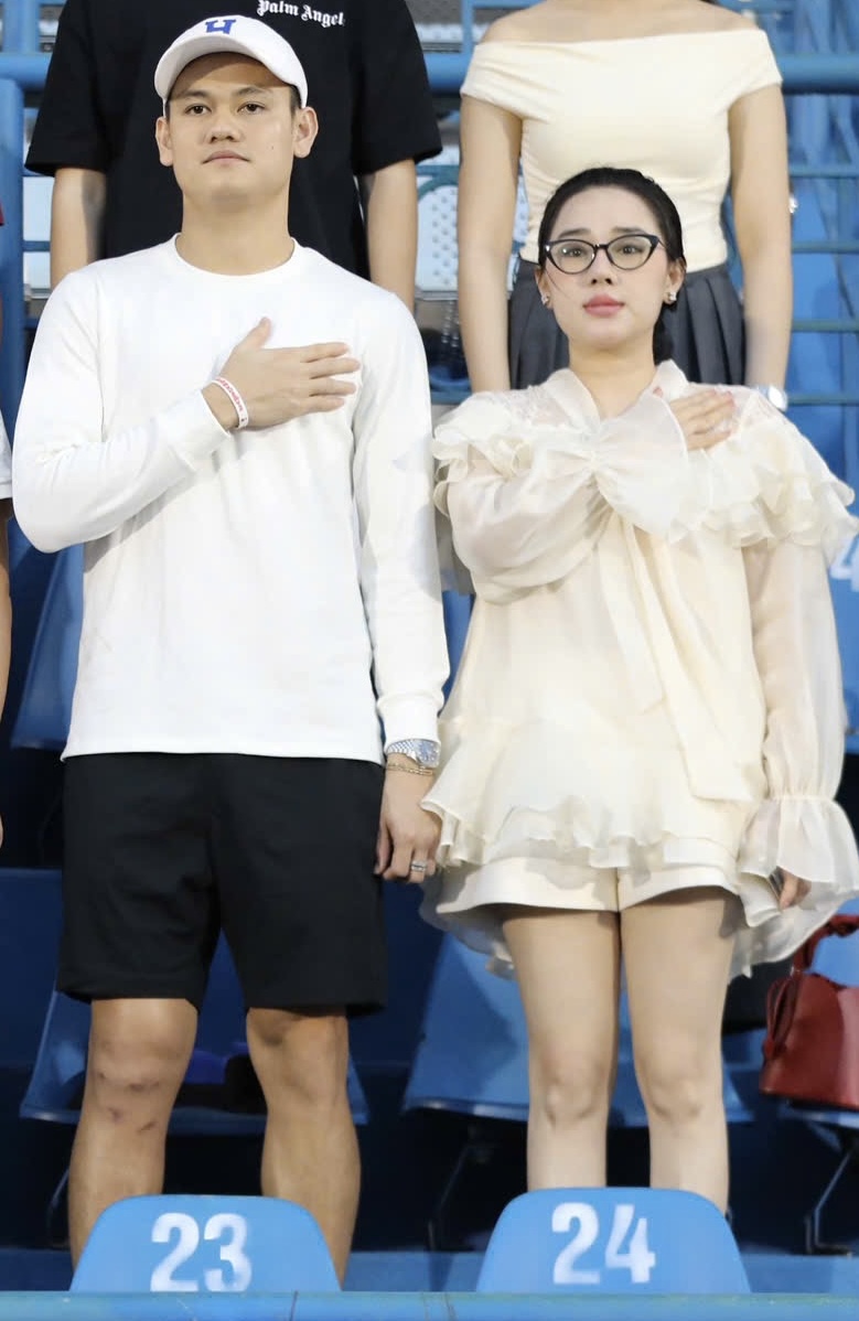 Nàng WAG vướng nhiều ồn ào nhất làng bóng Việt cùng chồng cầu thủ ra sân, ảnh cam thường khác xa ảnh tự đăng- Ảnh 2. Nàng WAG vướng nhiều ồn ào nhất làng bóng Việt cùng chồng cầu thủ ra sân, ảnh cam thường khác xa ảnh tự đăng- Ảnh 2.