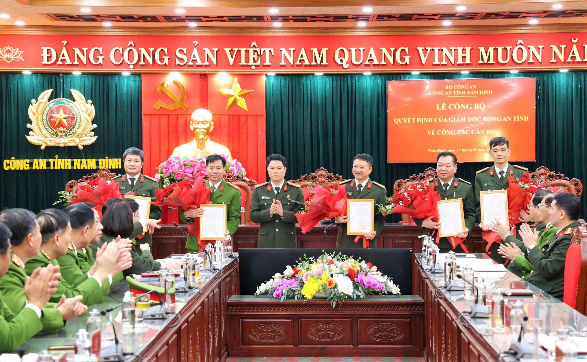 55 cán bộ lãnh đạo, chỉ huy xung phong bố trí chức vụ thấp hơn; 13 Trưởng phòng, Phó phòng Công an tỉnh xin nghỉ hưu trước tuổi- Ảnh 3.