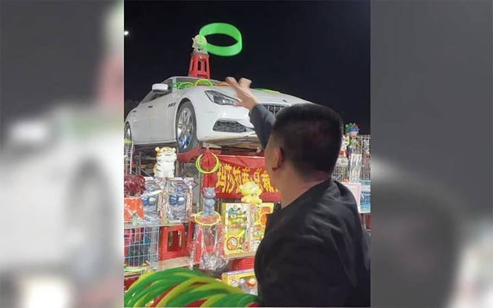 Chơi ném vòng, người đàn ông trúng ô tô 6 tỷ đồng sau 8.000 lần ném- Ảnh 1.
