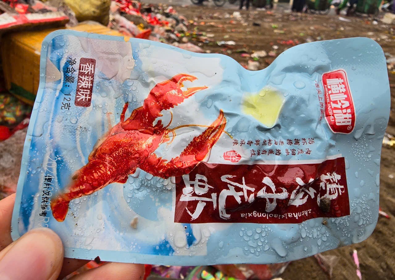 Hơn 40 tấn rác bánh kẹo vẫn chất cao như núi tại La Phù- Ảnh 4.